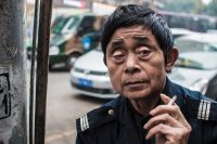 Un chinois en train de fumer